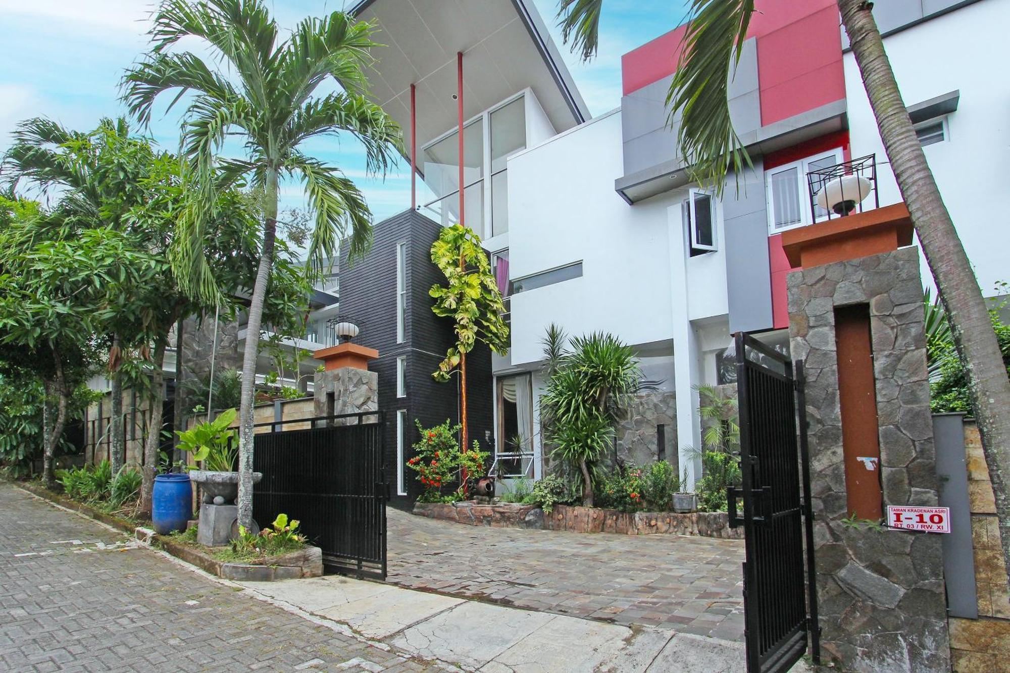 Super Oyo Capital O 91665 D'Prof Exclusive Guesthouse Σεμαράνγκ Εξωτερικό φωτογραφία